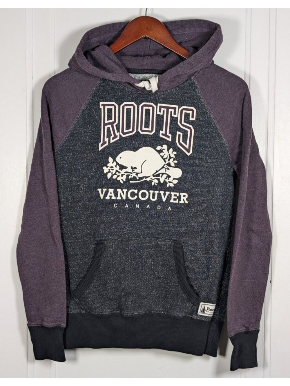 Roots Vancouver Canada Pullover Hoodie Gray Purple Women's Size XS Beaver Hiking